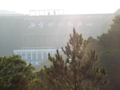 半山腰拍到的新丰江大坝