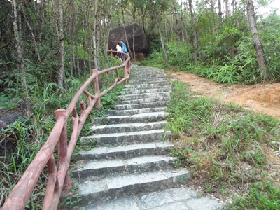 一对对的情侣一起爬山并不少见
