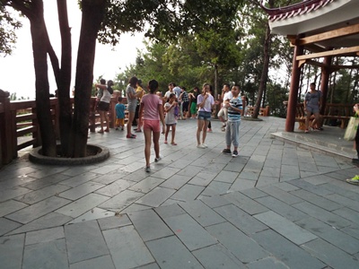刚走没几步，被巡山保安遣回