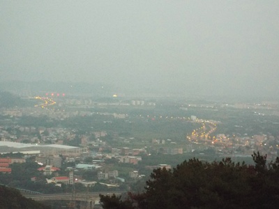 回到半山腰，看到河源市区已亮起了灯火