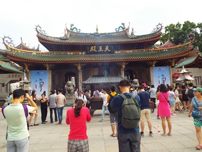 南普陀寺天王殿前（祈福的人真多！）