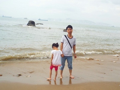 海滩上的我（和女儿，她要玩海浪！）