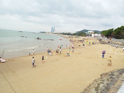 海滩上远景（好多人）